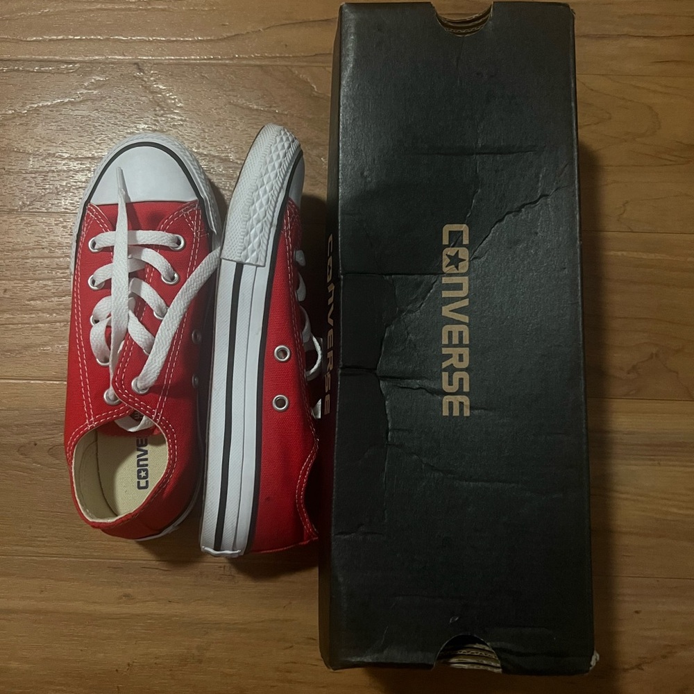 Children’s/Youth Converse US Size 1, Classic Red. Low top design.